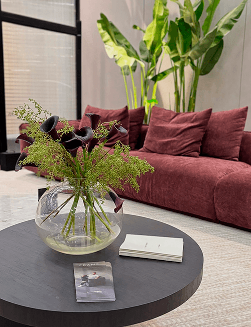 Sala com sofá e mesa de centro decorada pela Bella Casa Interiores