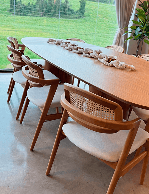 Mesa de jantar com cadeiras em ambiente decorado pela Bella Casa Interiores